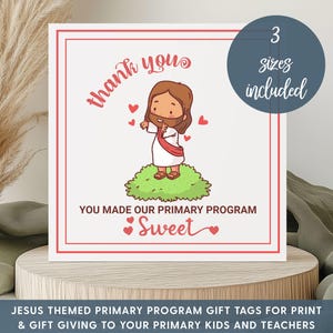 Könnte beinhalten: Eine quadratische Karte mit rotem Rand zeigt eine Cartoon-Jesus-Figur mit Bart, die ein weißes Gewand und einen roten Schärpen trägt und auf grünem Gras steht. Der Text "thank you" und "YOU MADE OUR PRIMARY PROGRAM Sweet" sind rot. Ein blauer Kreis sagt "3 Größen enthalten".