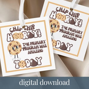 Pode incluir: Duas etiquetas de presente quadradas com um design retrô. As etiquetas apresentam o texto "Chip Chip Hooray!" e "The Primary Program Was Amazing Today." Um personagem de biscoito de desenho animado também está presente. As etiquetas são amarradas com fita branca.