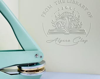 Spersonalizowana wytłaczarka do książek Spersonalizowana wytłaczarka do książek z biblioteki wytłaczarek do książek Niepowtarzalny prezent dla czytelników, nauczycieli i bibliotek domowych