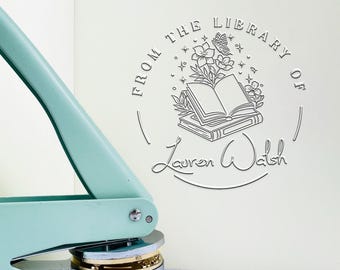 Wytłaczarka do książek z monogramem – spersonalizowany stempel z inicjałami, spersonalizowana ekslibris biblioteczny – prezent na ukończenie szkoły lub dla kolekcjonerów