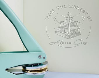 Spersonalizowana wytłaczarka do książek Spersonalizowana wytłaczarka do książek z biblioteki wytłaczarek do książek Niepowtarzalny prezent dla czytelników, nauczycieli i bibliotek domowych