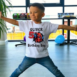 Camiseta de Spiderman con nombre y edad, cumpleaños personalizado, cumpleaños de superhéroe, camisetas de Spiderman con nombre y edad, fiesta de cumpleaños