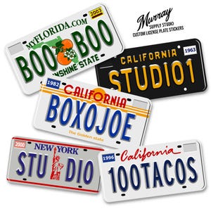Puede incluir: Una colección de pegatinas de matrículas personalizadas con varios diseños. Una placa dice "BOO BOO" con un tema de Florida, otra dice "STUDIO 1" en negro y dorado. Otras placas incluyen "BOXOJOE" y "100TACOS".
