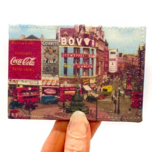 オイスター カード ホルダー、バス パス ホルダー、トラベル カード ホルダー。1960 年代のロンドンの写真カード ウォレット。カード ウォレット、オイスター カード ウォレット、カード ホルダー。