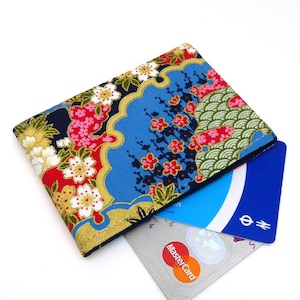 Porte-cartes Oyster, porte-cartes de bus, porte-cartes de voyage. Portefeuille japonais imprimé nuages en fleurs . Porte-cartes Oyster, porte-cartes de crédit