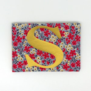 Porte-cartes Oyster personnalisé, porte-cartes de bus, porte-cartes de voyage, portefeuille. Tissu fleuri monogrammé. Initiale en or. Titulaire de la carte