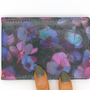 Austernkartenhalter, Buspasshalter, Reisekartenhalter, Geldbörse. Lila Stiefmütterchen Druck Kartenbrieftasche, Austernkartenbrieftasche, Kartenhalter.