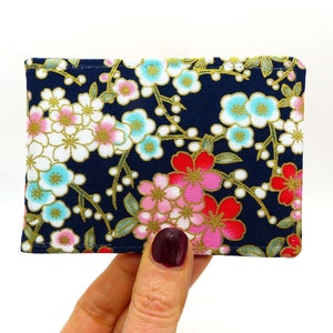 Porte-cartes Oyster, porte-cartes de bus, porte-cartes de voyage. Portefeuille japonais à imprimé fleurs de cerisier . Porte-cartes Oyster, porte-cartes de crédit