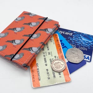 Porte-cartes à trois volets. Porte-cartes Oyster, porte-cartes de bus, porte-cartes de voyage, porte-cartes de crédit. Portefeuille orange à imprimé pigeons. Portefeuille 3 cartes.