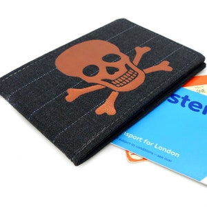 Austernkartenhalter, Buspasshalter, Reisekartenhalter, Geldbörse. Kupferfolie Totenkopf und gekreuzte Knochen. Kreditkartenhalter