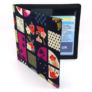 Titular de la tarjeta Blue Badge, titular de la tarjeta de discapacidad. Tarjetero distintivo azul con diseño patchwork japonés rosa.