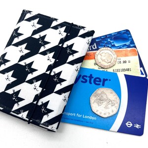 Kaartenmapje in drieën. Oyster-kaarthouder, buspashouder, reiskaarthouder, creditcardportemonnee. Portemonnee met houndstooth-katprint.