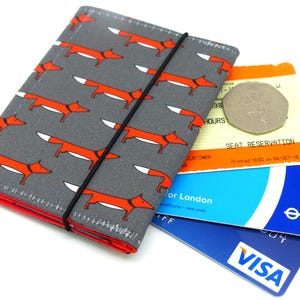 Kaartenmapje in drieën. Oyster-kaarthouder, buspashouder, reiskaarthouder, creditcardportemonnee. Portemonnee van stof met vosprint. Kaarthouder voor drie kaarten.