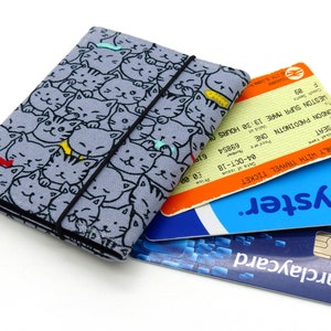 Kaartenmapje in drieën. Oyster-kaarthouder, buspashouder, reiskaarthouder, creditcardportemonnee. Grijze portemonnee met kattenprint. Portemonnee voor 3 kaarten. Cadeau
