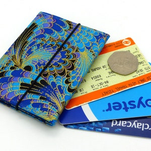 Carteira de cartão tripla. Porta-cartão Oyster, porta-passe de ônibus, porta-cartão de viagem, carteira de cartão de crédito. Carteira com estampa de pena de pavão. Porta-cartão 3
