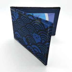 Porte-cartes Oyster, porte-cartes de bus, porte-cartes de voyage, porte-cartes. Imprimé vagues et chat japonais bleu marine et noir . Porte-cartes Oyster.