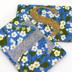Porta-cartão Oyster personalizado, porta-passe de ônibus, porta-cartão de viagem, carteira. Tecido floral Liberty com monograma. Ouro ou prata. Titular do cartão
