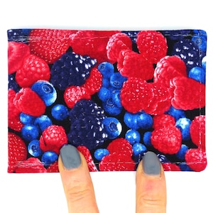 Porte-cartes Oyster, porte-cartes de bus, porte-cartes de voyage. Porte-cartes imprimé petits fruits.