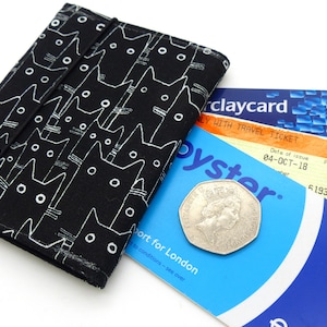 Porte-cartes à trois volets. Porte-cartes Oyster, porte-cartes de bus, porte-cartes de voyage, porte-cartes de crédit. Portefeuille noir à imprimé chat. Porte-cartes pour trois.