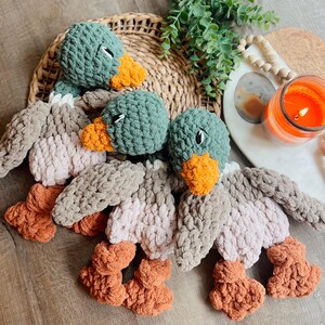 Manta de pato real, manta de bebé, decoración de guardería de animales de granja, animal para acurrucarse, manta de pato anudada, regalo de baby shower imagen 2