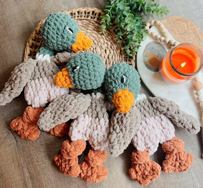 Manta de pato real, manta de bebé, decoración de guardería de animales de granja, animal para acurrucarse, manta de pato anudada, regalo de baby shower imagen 2