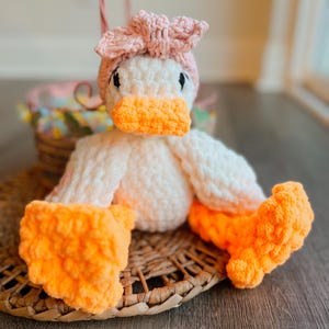 Gefüllte Ente Plüschtier, handgefertigt, personalisiert, gehäkeltes Baby-Dusche-Geschenk, Snuggle Farm Animal, gehäkelte Kuscheldecke, auf Bestellung gefertigt