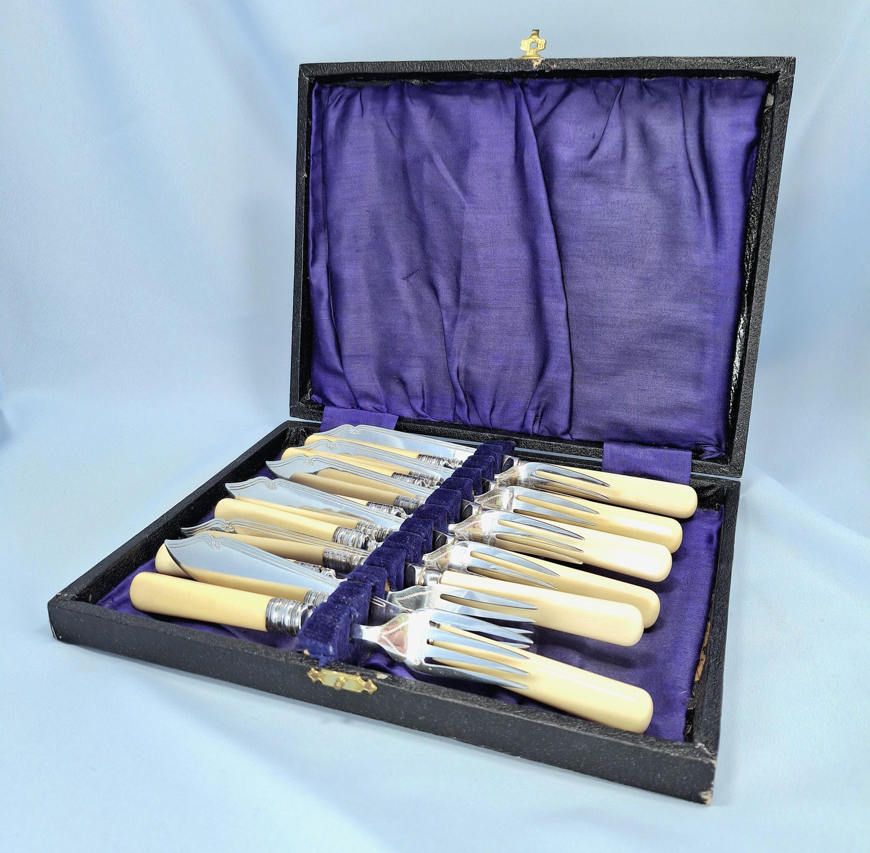 Elegant vintage carving set consisting of a knife and fork, presented in its original box.