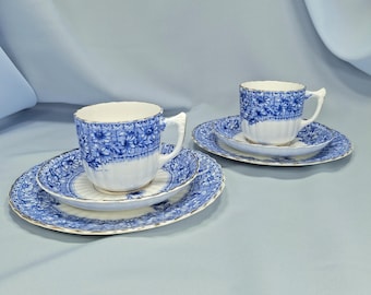 Vintage-Teeservice aus feinem Knochenporzellan: Teetasse, Untertasse und Teller (England).