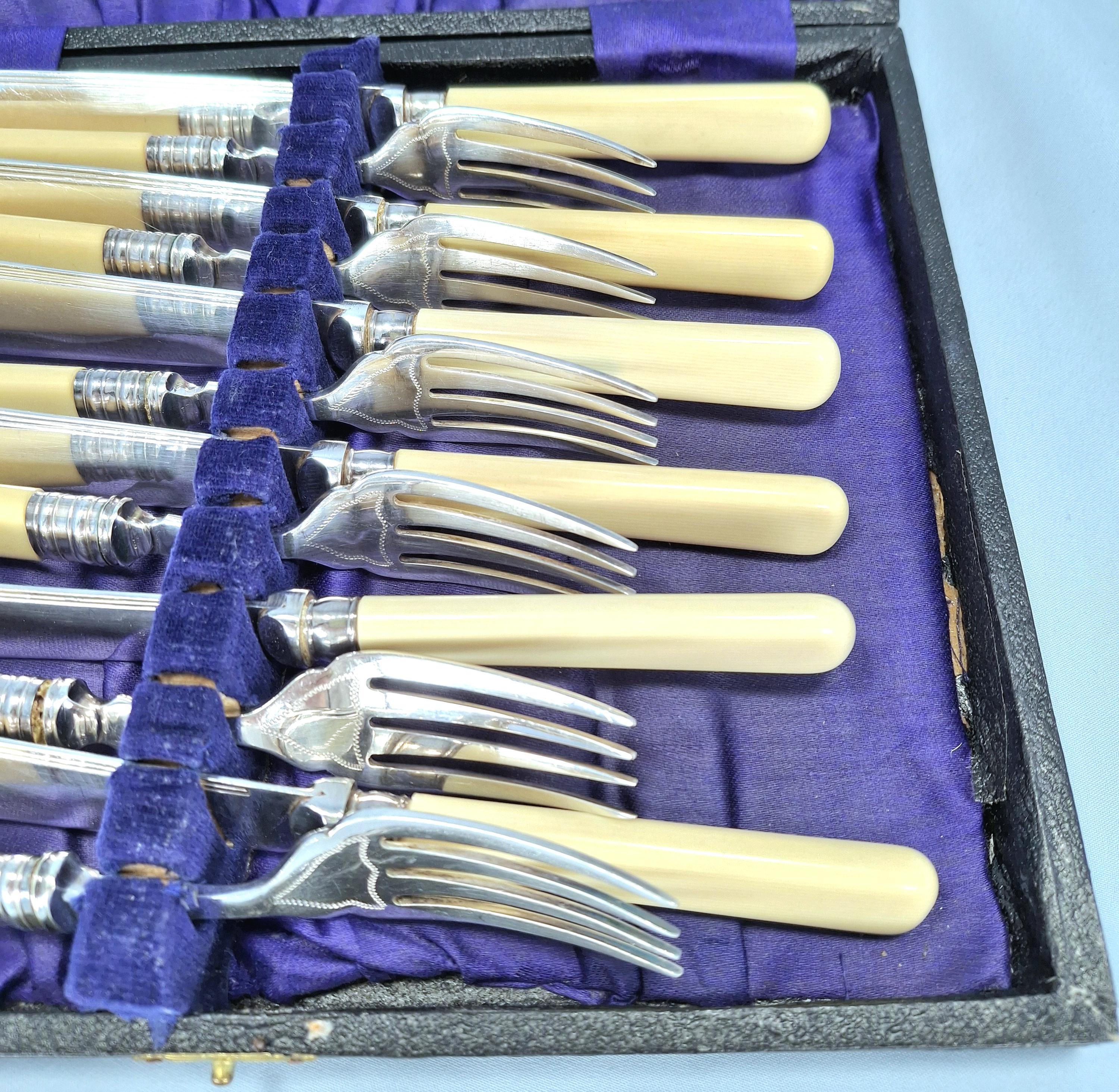 Elegant vintage carving set consisting of a knife and fork, presented in its original box. — image 4