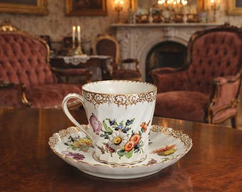 Antike Dresdner Porzellantasse mit Untertasse: Handbemalte Blumensprays