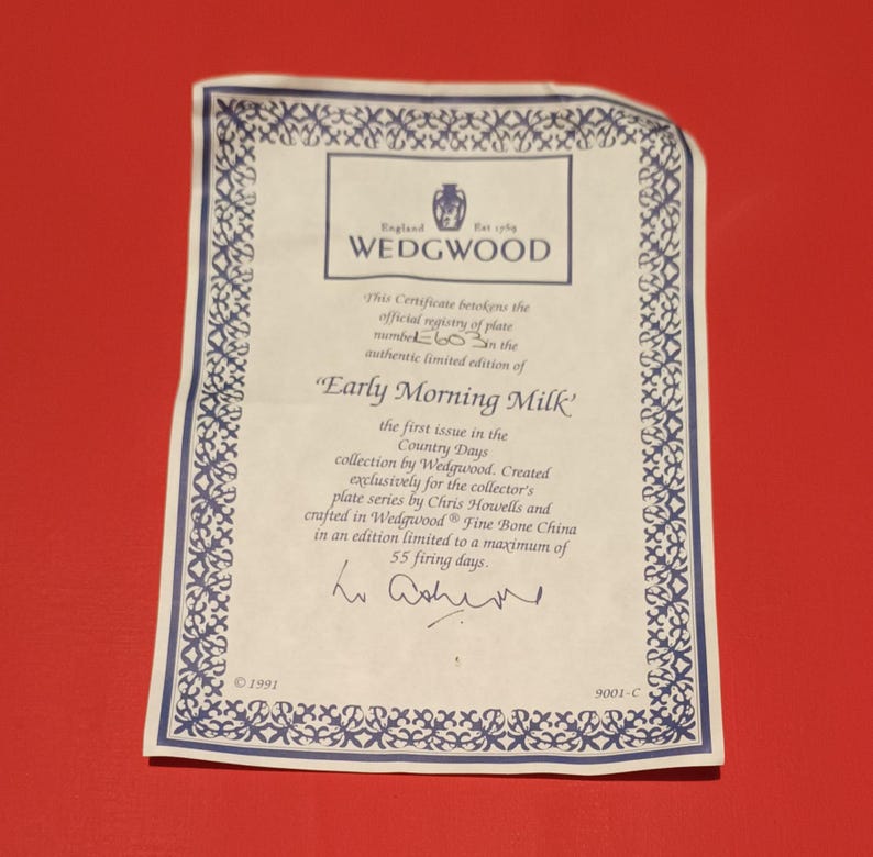 Pode incluir: Um certificado branco com borda e texto azuis. O certificado &eacute; para um prato Wedgwood "Early Morning Milk", a primeira edi&ccedil;&atilde;o da cole&ccedil;&atilde;o Country Days. O certificado &eacute; numerado 603 e assinado por "W. Ashworth".