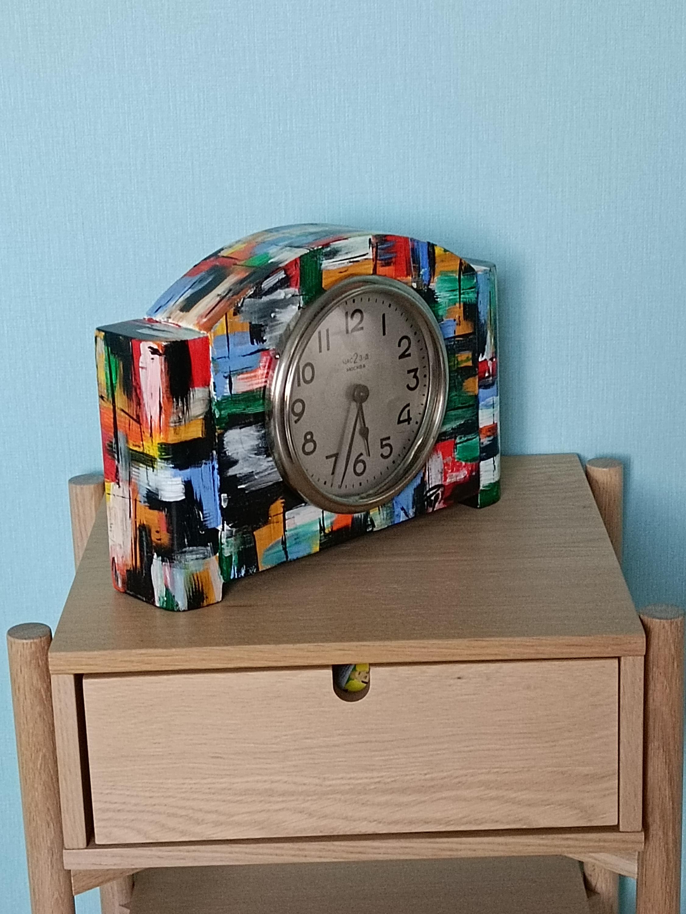Desk Clock Moscow Soviet USSR Upcycled Vintage 50s. Mechanical Wooden Mantel Clock — image 4