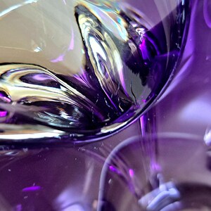 Vintage Amethystviolette Freiform-Kunstglasschale als Tischdekoration, europäisches mundgeblasenes Skulpturenglas Bild 16
