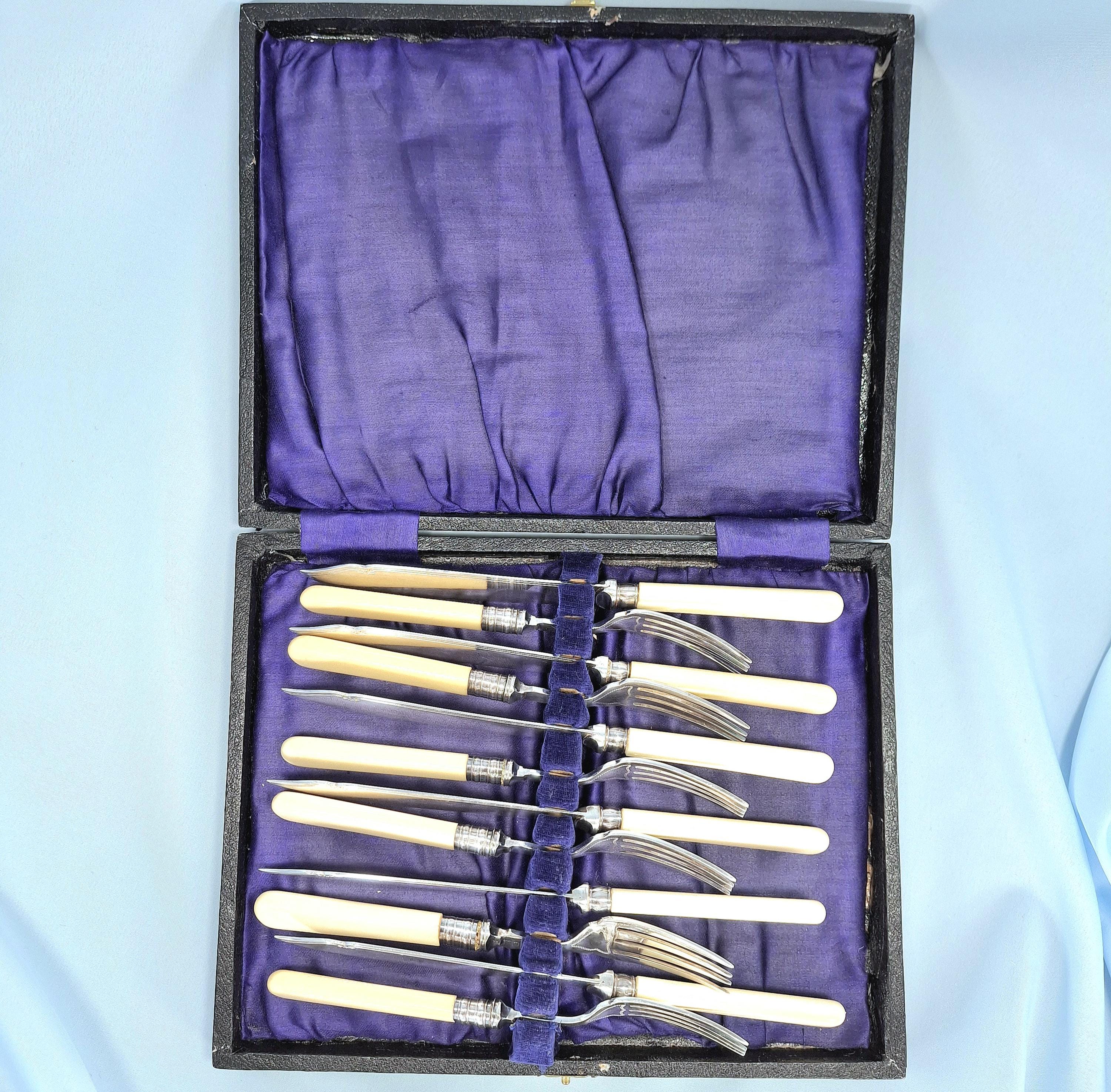Elegant vintage carving set consisting of a knife and fork, presented in its original box. — image 5