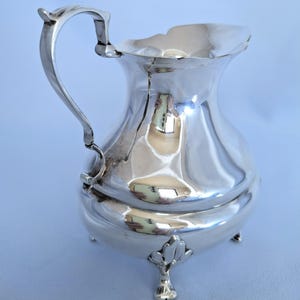 K&ouml;nnte beinhalten: Ein Set aus drei Keramikbechern mit gesprenkelter, matter Oberfl&auml;che. Die Becher sind in Creme-, Hellgrau- und Dunkelgraut&ouml;nen gehalten. Jeder Becher hat ein schlichtes, minimalistisches Design.