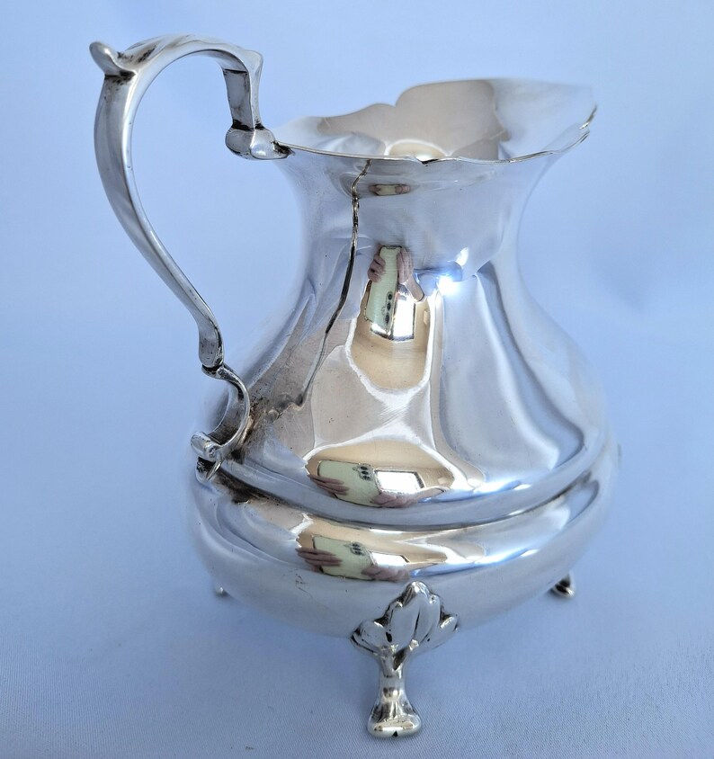 K&ouml;nnte beinhalten: Ein Set aus drei Keramikbechern mit gesprenkelter, matter Oberfl&auml;che. Die Becher sind in Creme-, Hellgrau- und Dunkelgraut&ouml;nen gehalten. Jeder Becher hat ein schlichtes, minimalistisches Design.