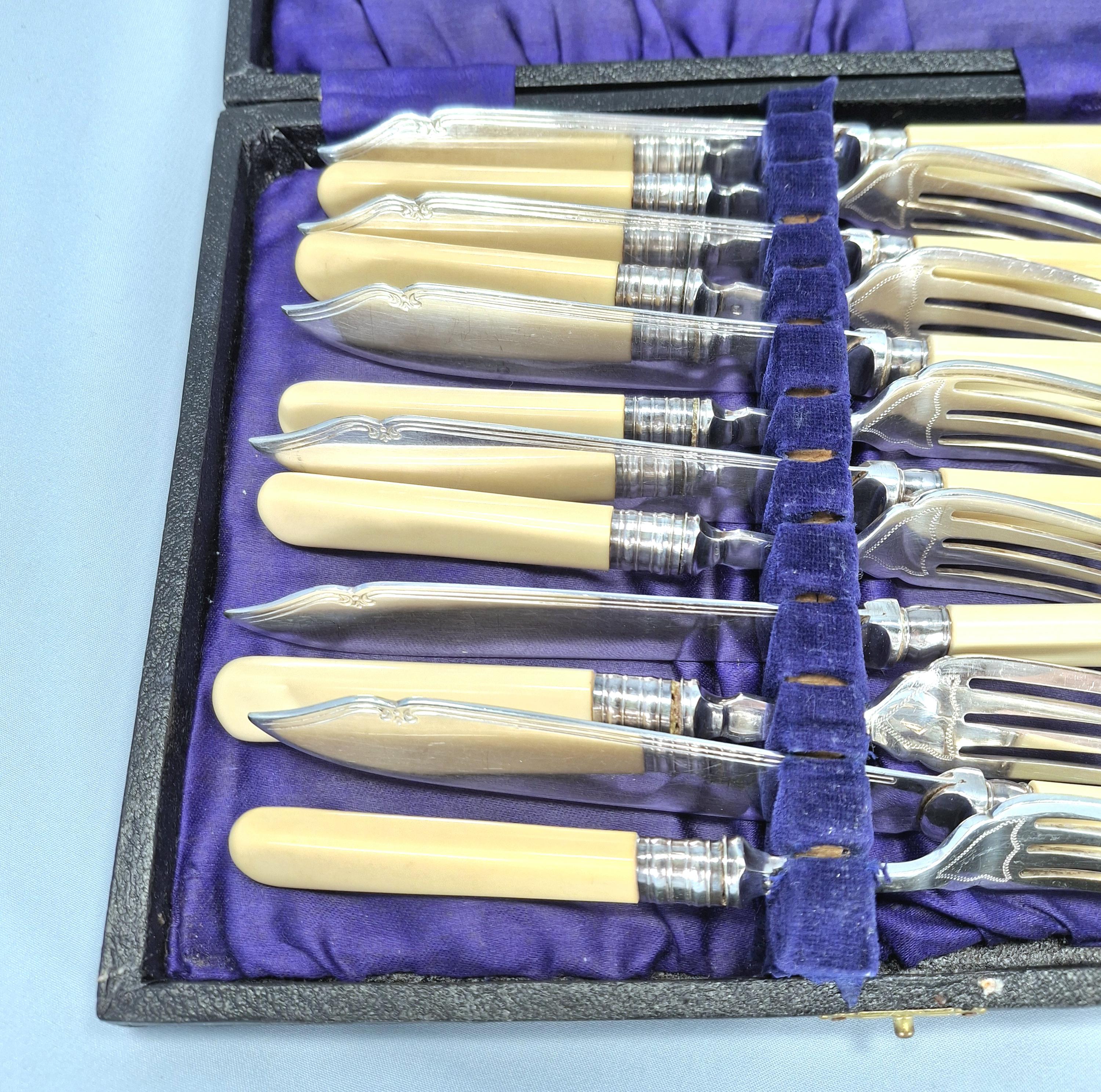Elegant vintage carving set consisting of a knife and fork, presented in its original box. — image 6