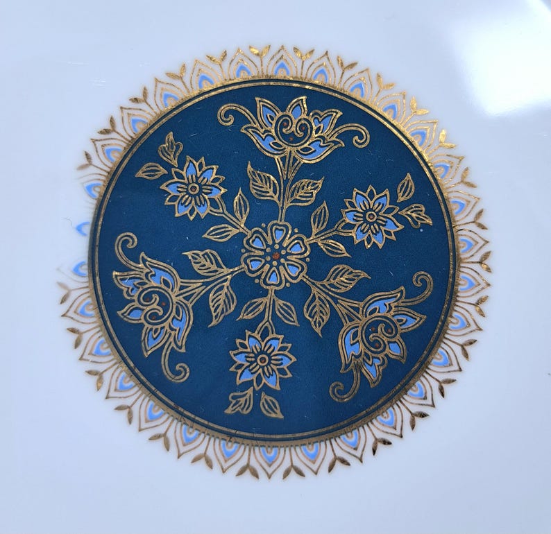 Royal Doulton Carlyle Side Plate, H5018, 17 cm/ 6.7 in English Bone China Light Centre Scratch