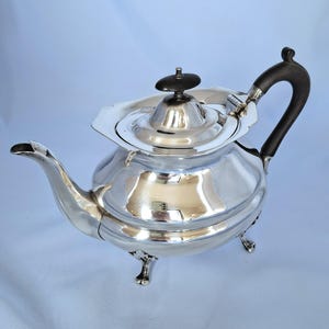 K&ouml;nnte beinhalten: Ein Set aus drei Keramikbechern mit gesprenkelter, matter Oberfl&auml;che. Die Becher sind in den Farbt&ouml;nen Creme, Hellgrau und Dunkelgrau gehalten. Jeder Becher hat ein schlichtes, minimalistisches Design und einen abgerundeten Henkel.