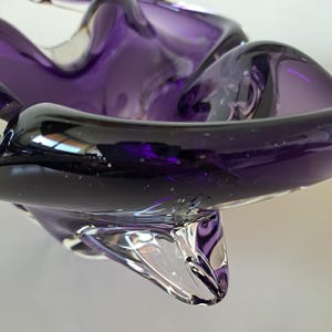 Vintage Amethystviolette Freiform-Kunstglasschale als Tischdekoration, europäisches mundgeblasenes Skulpturenglas Bild 14