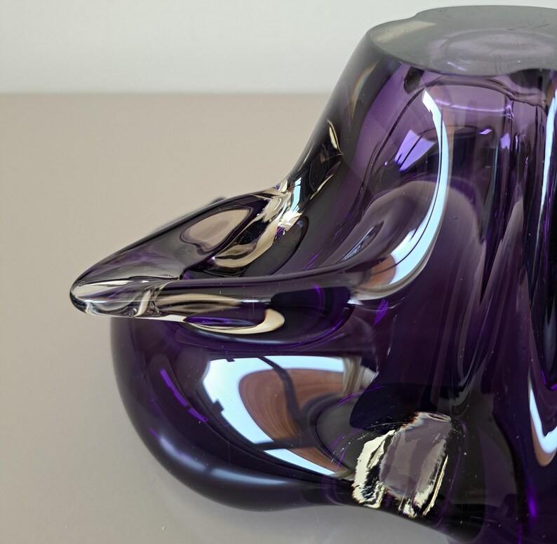 Vintage Amethystviolette Freiform-Kunstglasschale als Tischdekoration, europäisches mundgeblasenes Skulpturenglas Bild 11