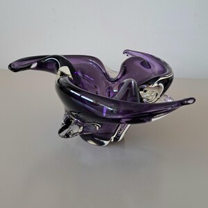Vintage Amethystviolette Freiform-Kunstglasschale als Tischdekoration, europäisches mundgeblasenes Skulpturenglas Bild 3