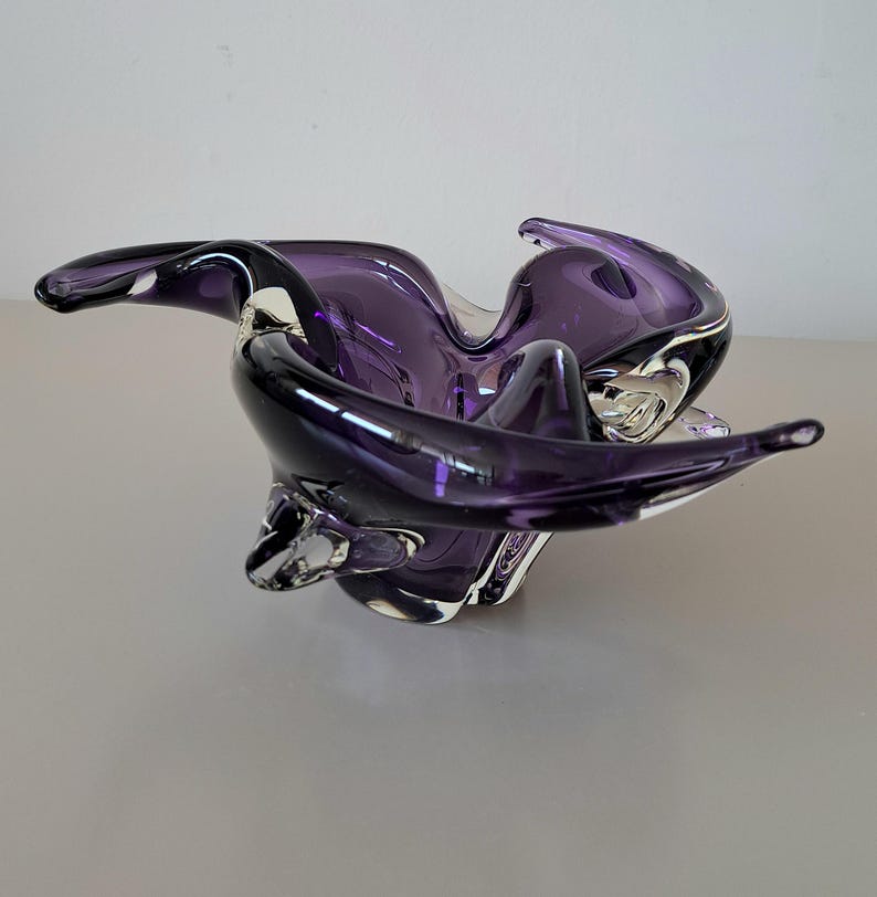 Vintage Amethystviolette Freiform-Kunstglasschale als Tischdekoration, europäisches mundgeblasenes Skulpturenglas Bild 3