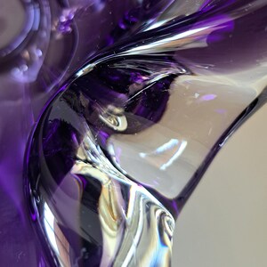 Vintage Amethystviolette Freiform-Kunstglasschale als Tischdekoration, europäisches mundgeblasenes Skulpturenglas Bild 17