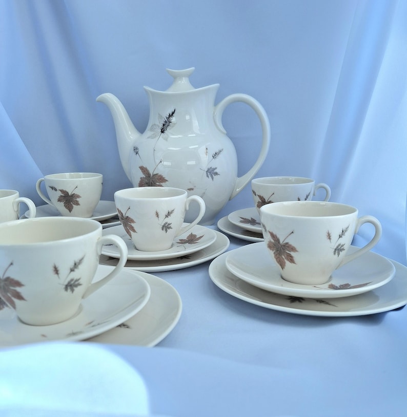 Vintage Royal Doulton Tumbling Leaves Kaffee-Set, Bone China, England. 19teilig Bild 2