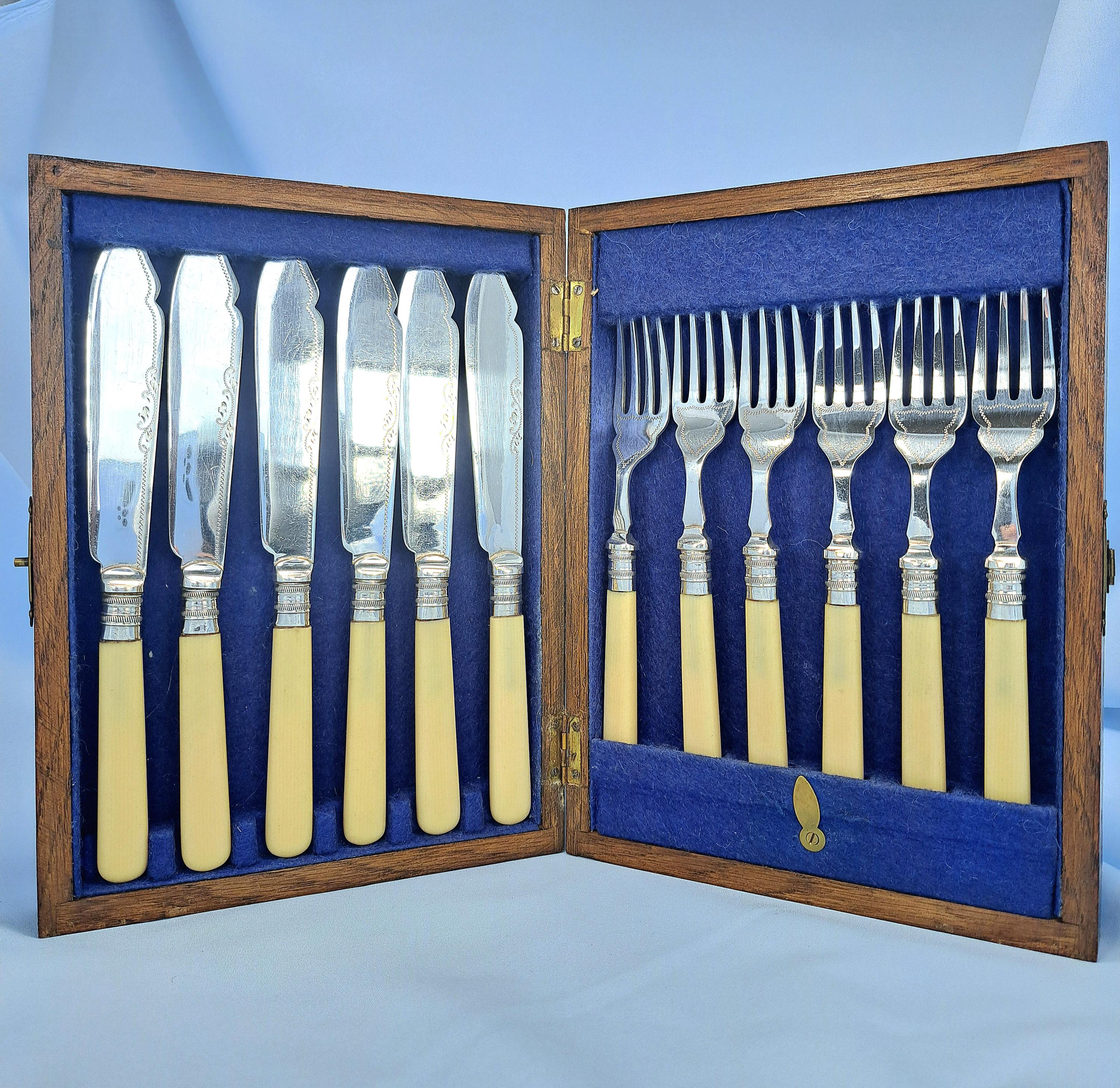 Elegant vintage carving set consisting of a knife and fork, presented in its original box. — image 10