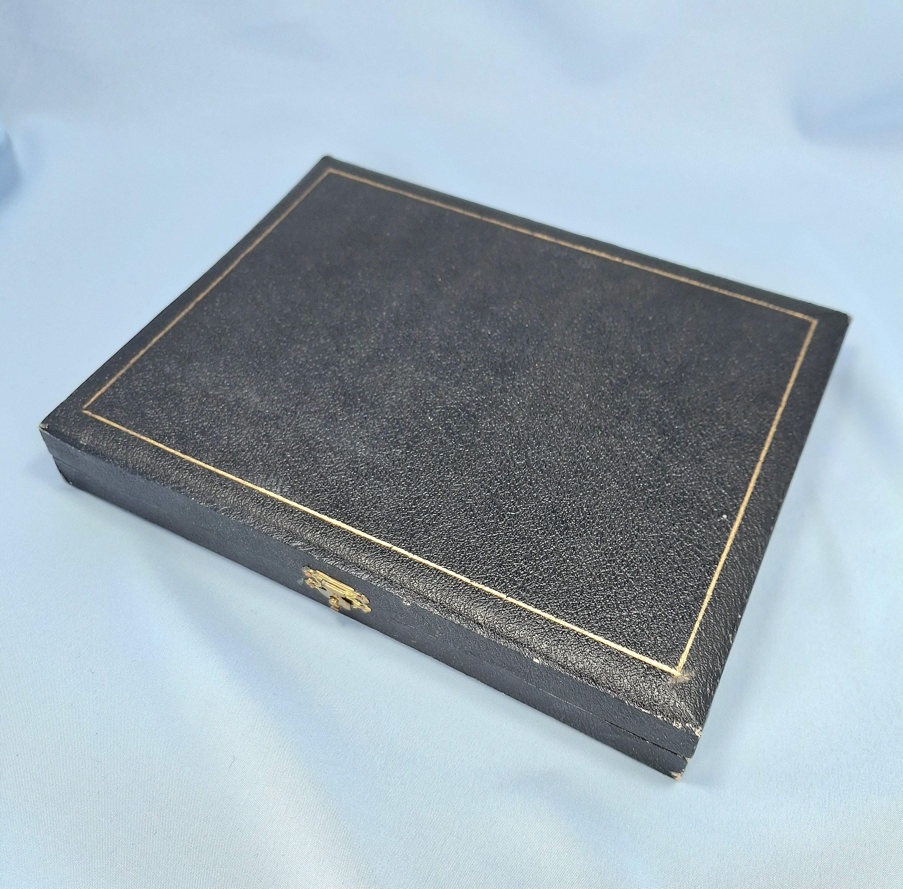 Elegant vintage carving set consisting of a knife and fork, presented in its original box. — image 9