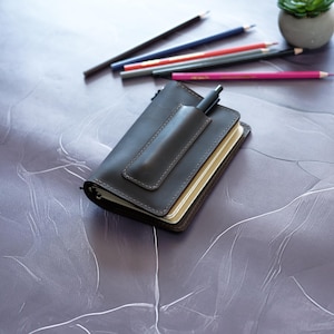 Funda para agenda de bolsillo, funda para pasaporte, funda de diario de cuero recargable con portalápices, funda personalizada para notas de campo.