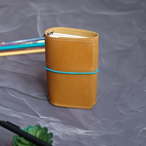 Notizbuchhülle aus Leder, 3-fach Einsteckhülle, Gummibandverschluss, Fach für Notizbücher, Moleskine Reisetagebuch im Taschenformat