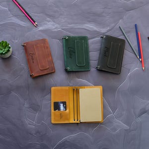 Couverture de carnet de voyage avec porte-stylo, Couverture de journal en cuir personnalisée et rechargeable, Couverture de notes de terrain, Couverture d'agenda de poche, Cadeau de collègue